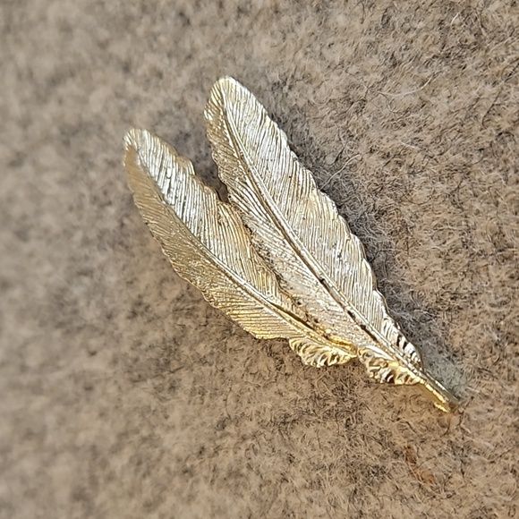GERRY'S Goldtone Double Feather Brooch - Picture 1 of 6